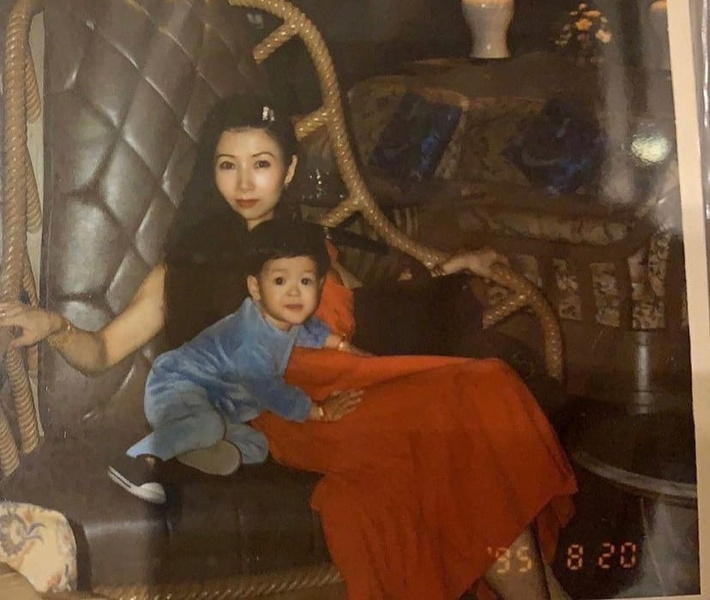 Джексон Ван поделился трогательными детскими фото в честь Дня матери 💔