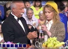 Леонид Якубович поцеловал Монеточку на шоу «Поле чудес»