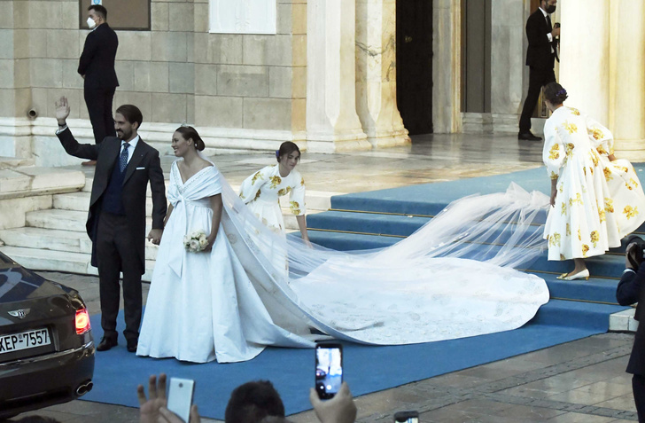 «Беременное» платье и букет из лютиков: миллиардерша вышла замуж за принца Греции