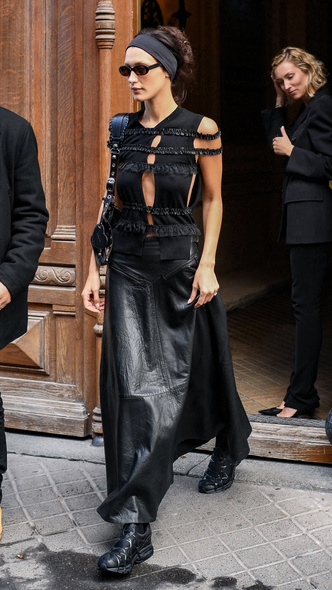 Белла Хадид стильно носит кожаную юбку длины макси в Париже