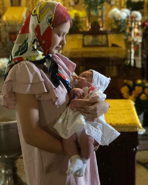 Забеременевшая в 13 лет Дарья Суднишникова крестила дочь