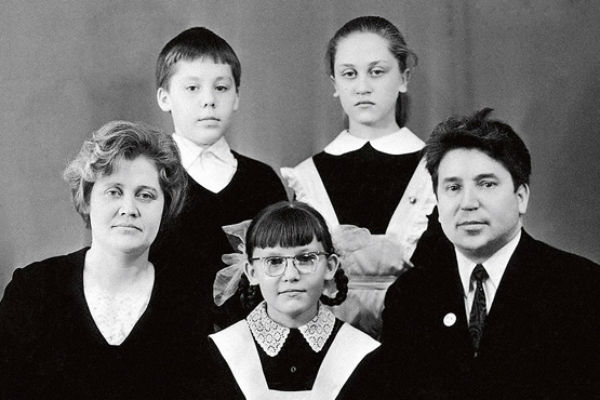 Елена родилась в семье врачей. На фото – с мамой Галиной Александровной, папой Василием Иосифовичем, братом-двойняшкой Алексеем и старшей сестрой Мариной