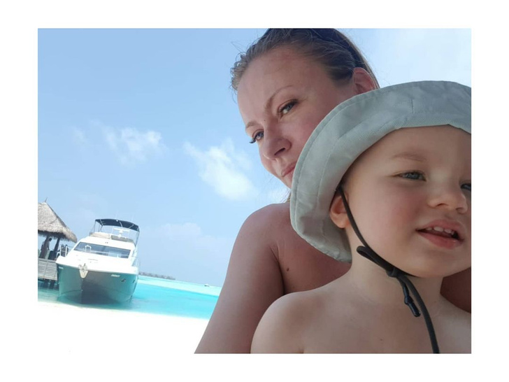 «Мать и довольное дитя»: Мария Миронова показала, как отдыхает с младшим сыном