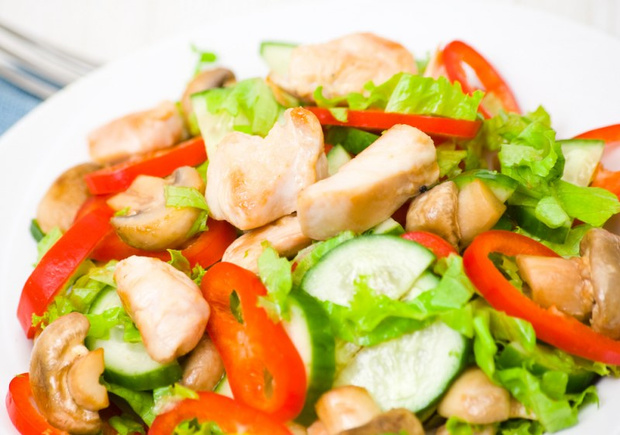 Салат с маринованными шампиньонами, кукурузой и сыром