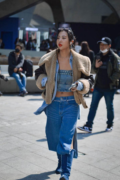 Деним, кожа, многослойность: лучшие стритстайл образы с Недели моды в Сеуле