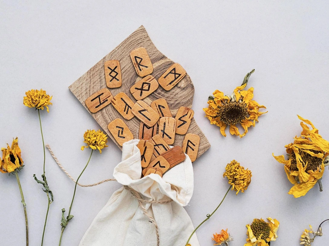 Рунический гороскоп на весну 2023: узнайте, что ждет ваш знак Зодиака | marieclaire.ru