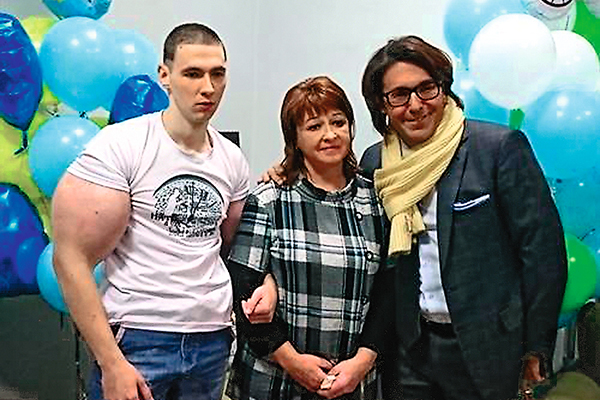 Кирилл и его мама Ирина не раз становились героями передачи «Прямой эфир» главного редактора «СтарХита» Андрея Малахова