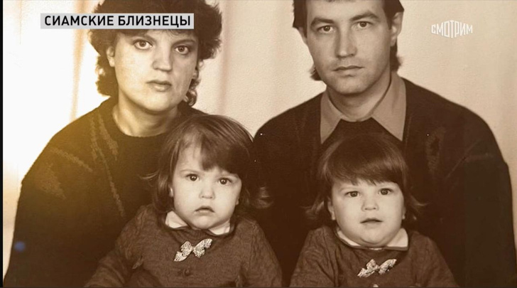 Аня и Таня Коркины с родителями
