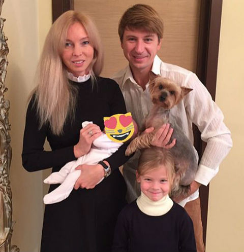 Татьяна Тотьмянина и Алексей Ягудин с детьми и собакой
