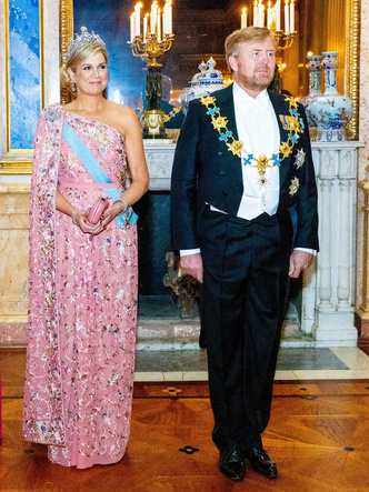 Битва роскошных тиар: шведские королевские особы на торжественном гала-ужине — кто выглядел лучше?