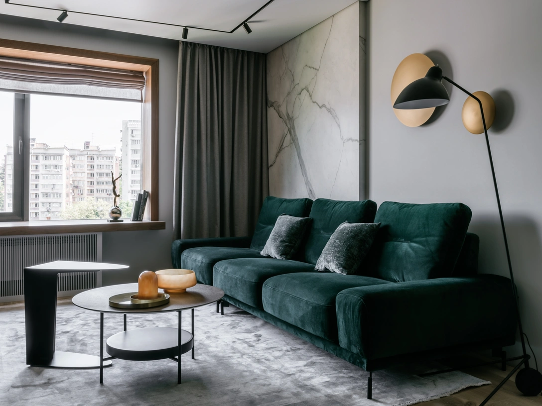 Гостиная. Освещение, «Центрсвет». Журнальные столы, BoConcept. Диван, O’Prime. Керамогранит, Mirage. Инженерная доска, Coswick. | Источник: Михаил Чекалов. стиль: Екатерина Наумова