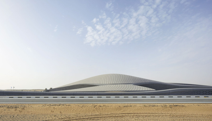 В ОАЭ построили офисное здание по проекту Захи Хадид