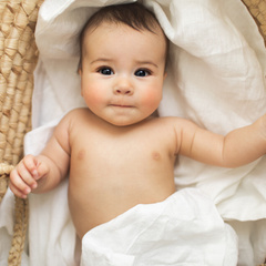 Младенец родился с пышной шевелюрой, которой позавидуют взрослые: фото
