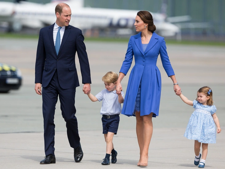 Уильям и Кейт с принцем Джорджем и принцессой Шарлоттой в аэропорту Шопена в Варшаве, 19 июля 2017