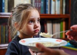 Вредите ребенку: 7 фраз родителей, из-за которых у детей появляются проблемы с пищевым поведением — не говорите их