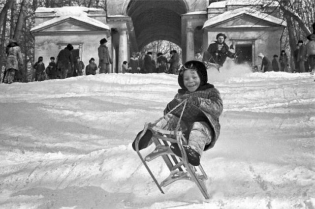 Фото №1 - Топ-5 зимних развлечений из советского детства (ностальгическая галерея)