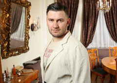 Писатель Дмитрий Глуховский показал квартиру, в которой создавал роман «Метро 2035»