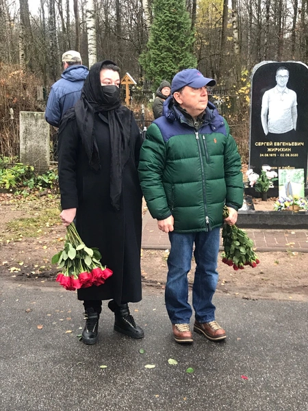 В Петербурге простились с режиссером фильма «Особенности национальной охоты» Рогожкиным: репортаж