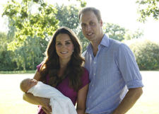 Кейт и Уильям опубликовали первые официальные снимки принца Георга