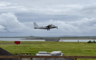 74 секунды над Шотландией: посмотрите на самолет, выполняющий самые короткие полеты в мире