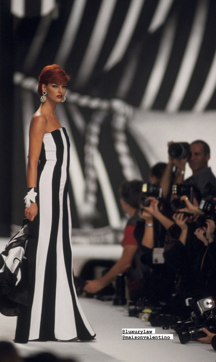 В жизни вновь наступает белая полоса: Зендая в «историческом» платье Valentino напоминает о супермоделях 1990-х