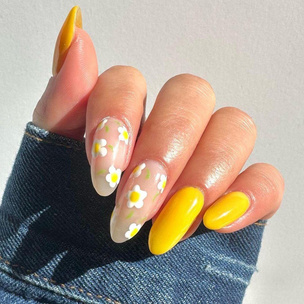 Желтый маникюр с цветочками — идея весеннего дизайна ногтей, который легко сделать самой 🌼