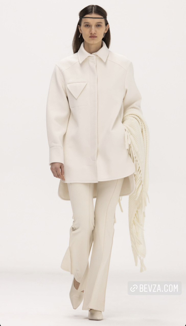 Джинсы скинни и кремовое пальто-рубашка украинского бренда, которые носит королева Рания