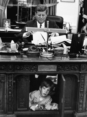 Президент Джон Кеннеди со своим сыном в Овальном кабинете, 25 мая 1962