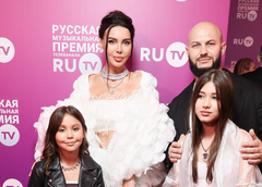 Оксана Самойлова пришла на выпускной дочери с голым животом — в таком наряде только на пляж ходить
