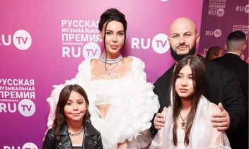 Оксана Самойлова пришла на выпускной дочери с голым животом — в таком наряде только на пляж ходить