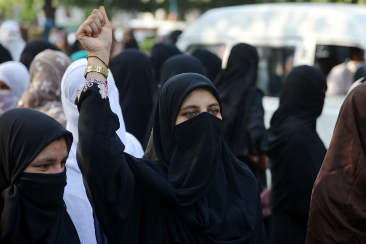 Не грозите пальцем: в Пакистане ввели запрет на «тестирование девственности»
