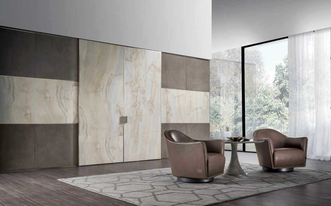 Раздвижные двери Be Mine из коллекции Aluminimum Chic, Longhi, www.longhi.it. Полотно сделано из нового материала Gres Marble на основе смол и эмали, имитирующего слэбы природного мрамора. | mcmaison.ru