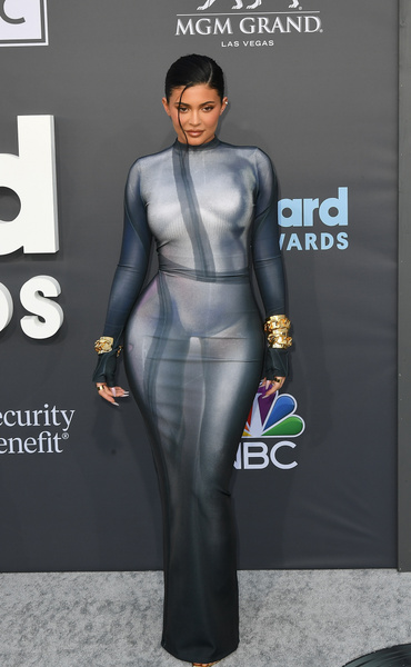 Вот это платье: Кайли Дженнер продемонстрировала соблазнительные формы на Billboard Music Awards 2022