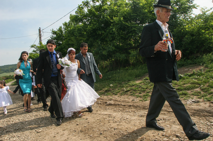Нам не понять: 11 странных (и даже безумных) традиций цыган, которым они следуют до сих пор