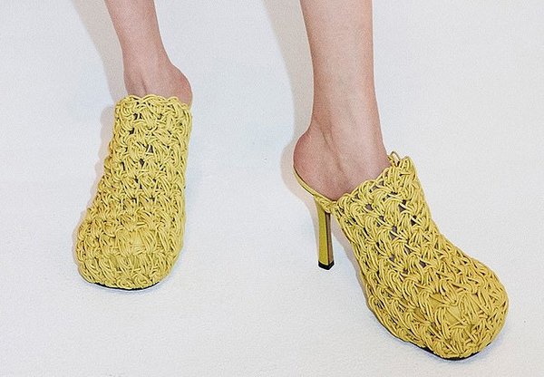 Просто добавь воды: Bottega Veneta представили обувь «из лапши»