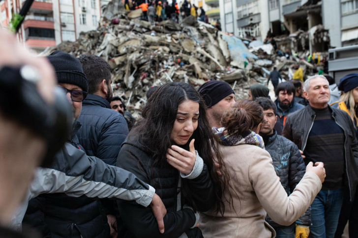 «Вторые сутки на заправке»: семья россиян молит о помощи в разрушенной землетрясением Турции