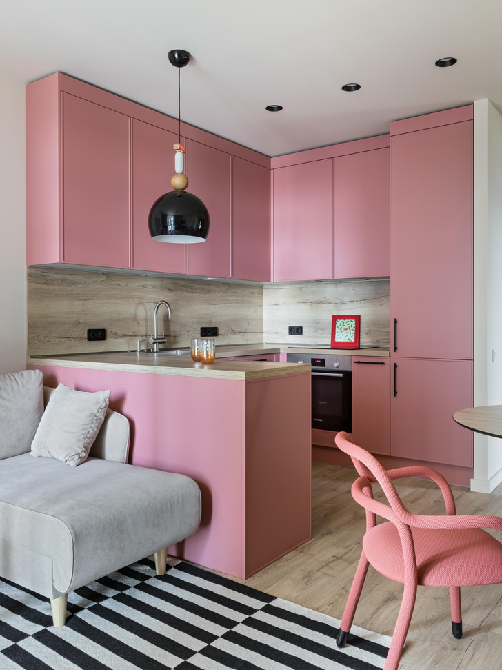 Яркая квартира 86 м² с розовой кухней в Минске