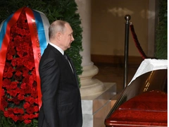С букетом алых роз: Владимир Путин первым простился с Владимиром Жириновским