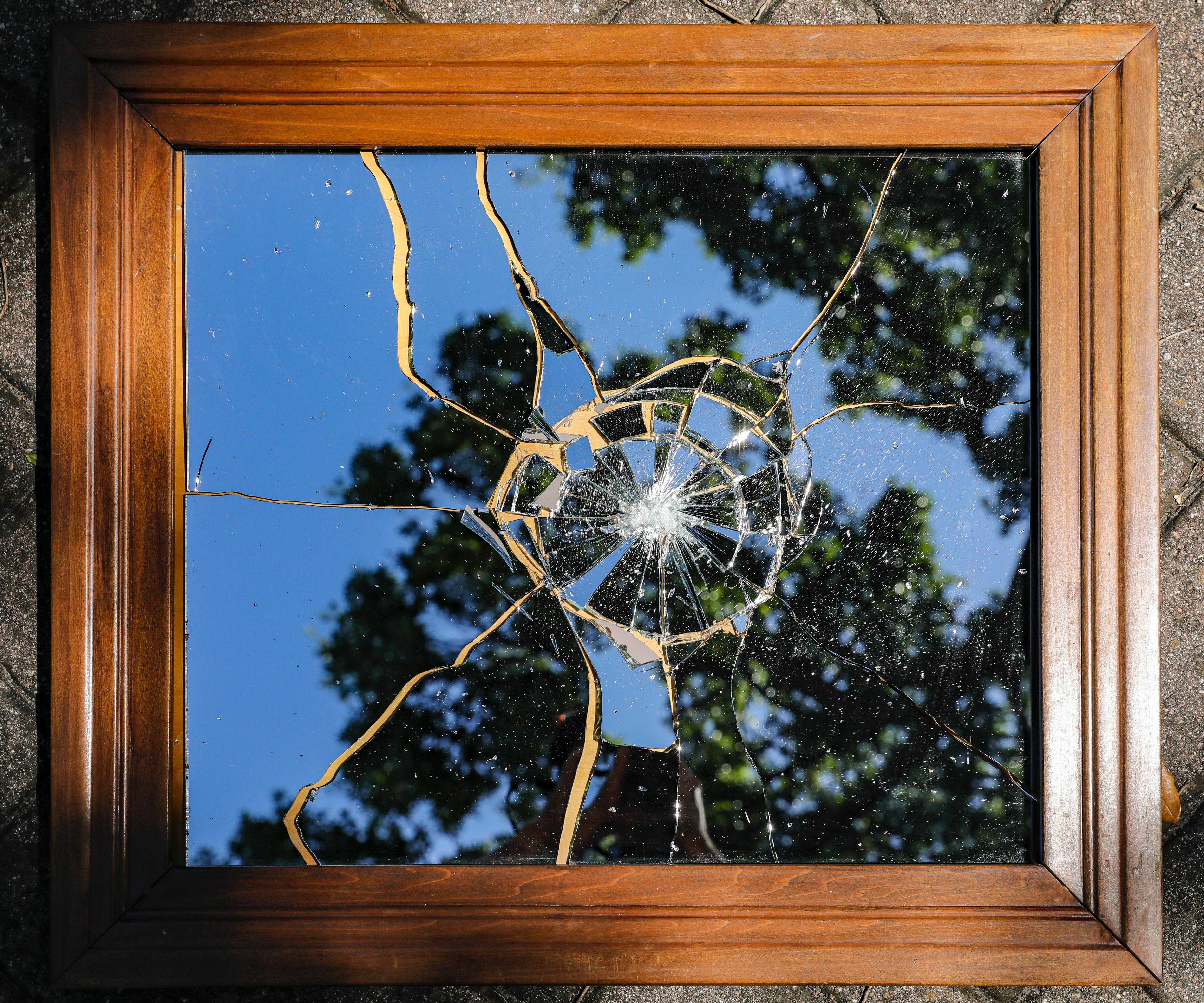 Разбитое зеркало. Треснутое зеркало. Разбитое зеркало в шкафу. Разбитое зеркало примета. Видеть разбитое зеркало