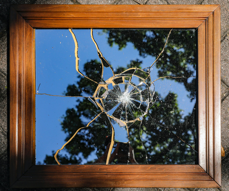 Приметы про разбитое зеркало: чего ожидать, что делать