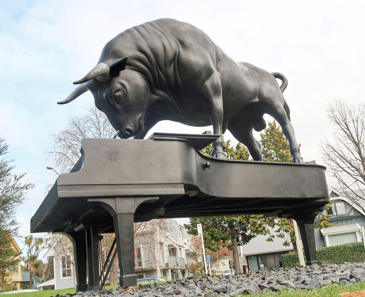 Рога и копыта: посмотрите на 14 поразительных памятников быкам