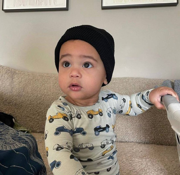 Кайли Дженнер опубликовал первое фото сына и раскрыла его новое имя