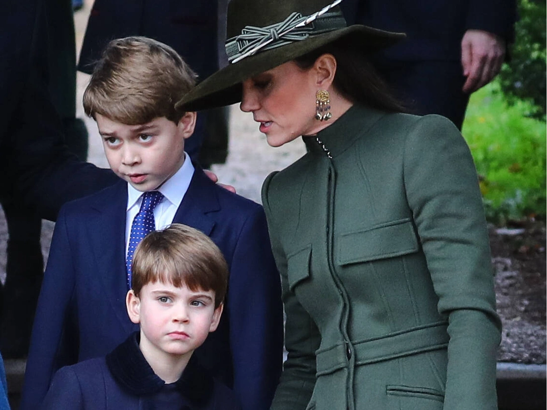 Принц Луи посещает традиционную рождественскую службу вместе с принцем Джорджем и их мамой в церкви Святой Марии Магдалины в поместье Сандрингем, Норфолк, 25 декабря 2022 | marieclaire.ru