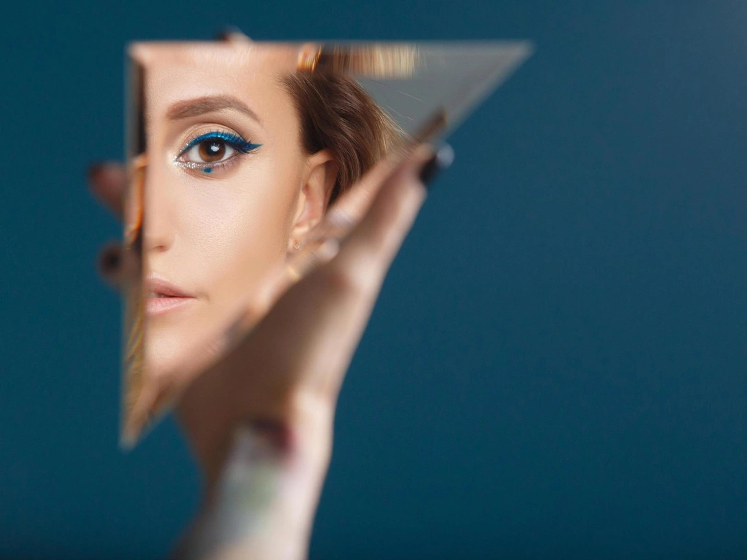 Почему нельзя смотреться в зеркало дольше 10 минут | marieclaire.ru