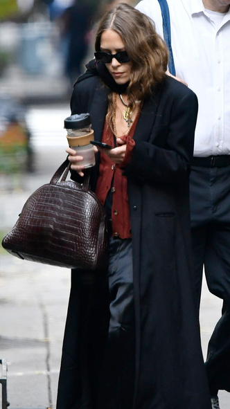 Мэри-Кейт Олсен в эффектном пальто длины макси в Нью-Йорке