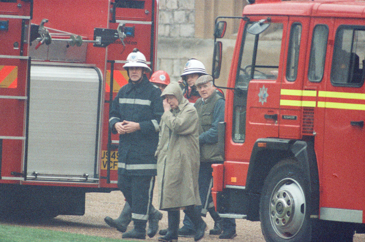 Виндзоры в огне не горят: как пожар 1992 года едва не лишил королеву Елизавету II дома и семьи