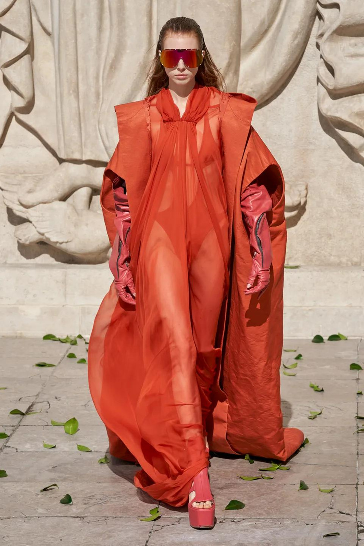 Мишель Лами в готическом платье открыла показ Rick Owens в Париже