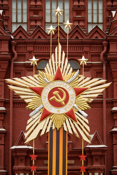 «С Божьей помощью мы останемся великой страной»: Михалков, Лолита, Гагарина поздравляют с Днем Победы