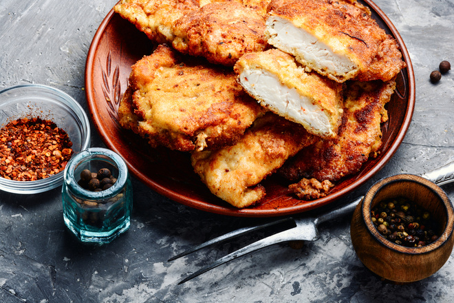 Куриное филе в кляре с сыром в золотистой корочке Куриное филе в кляре с сыром на сковороде рецепт с фото пошагово