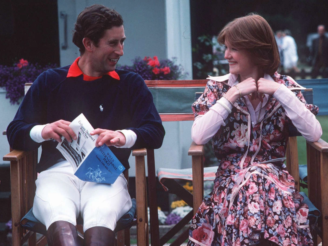 Принц Чарльз и леди Сара Спенсер во время матча по поло в Виндзоре, июль 1977 | marieclaire.ru